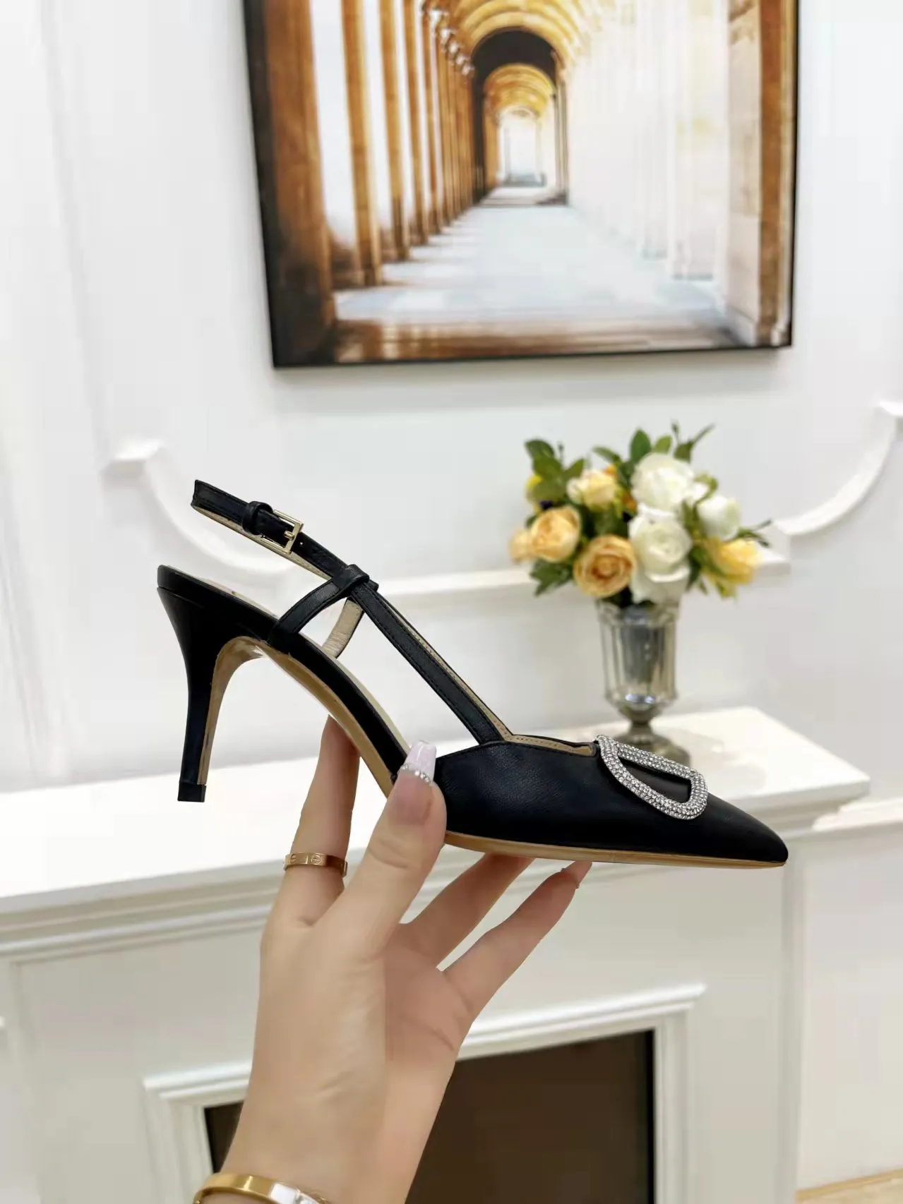👟👟Ex-factory price 420👟👟 Genuine leather sole + 40 Kloesch diamond buckle Valentino. Valentino big v buckle single shoes ㊙️Latest series of counter genuine version with perfect details. Authentic product is made one to one. All details are consistent with the original. The upper foot is very pedicure type. The point is that it is very good and easy to control. It does not wear the feet and does not tire the feet. It is a walking artifact, exclusive mold opening. The highest version on the market. Fabric: Imported sheepskin, lining and foot pads all sheepskin Color: 3 colors available Sizes (34 to 42) Customized sizes 34 and 42 are non-returnable and non-exchangeable Heel height: 7CM Rubber sole. Genuine leather sole +40